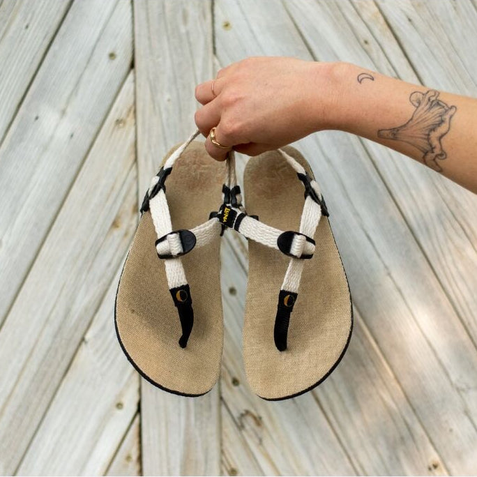 Venado Winged Edition 🇺🇸 - Toasted Hemp footbed, Raw Hemp laces - held up, pair