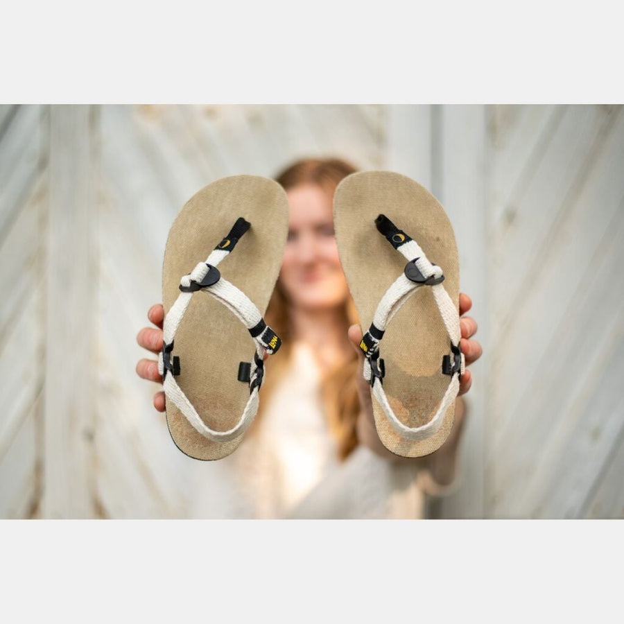 Venado Winged Edition 🇺🇸 - Toasted Hemp footbed, Raw Hemp laces - held to camera