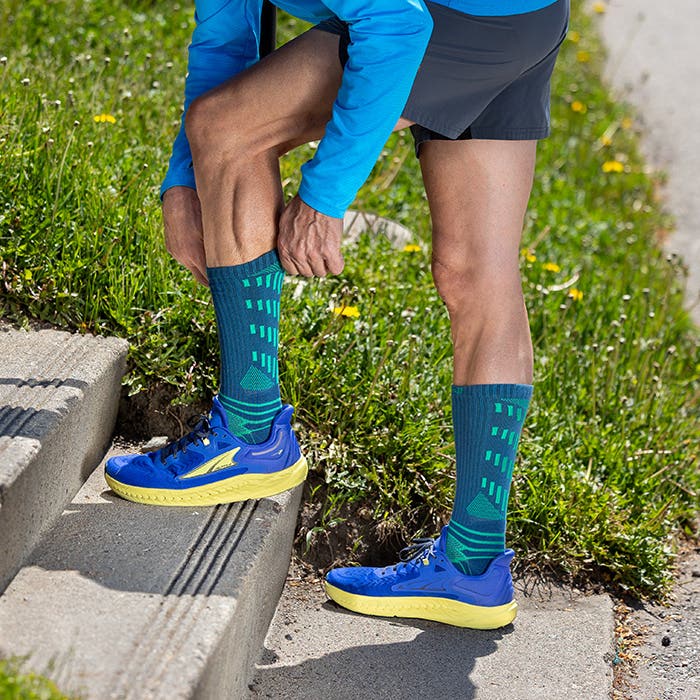 Injinji Toe Socks - Ultra Run Crew - Poseidon - legs resting on rock