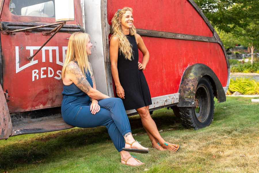 LUNA Brujita - worn, two friends by a red truck