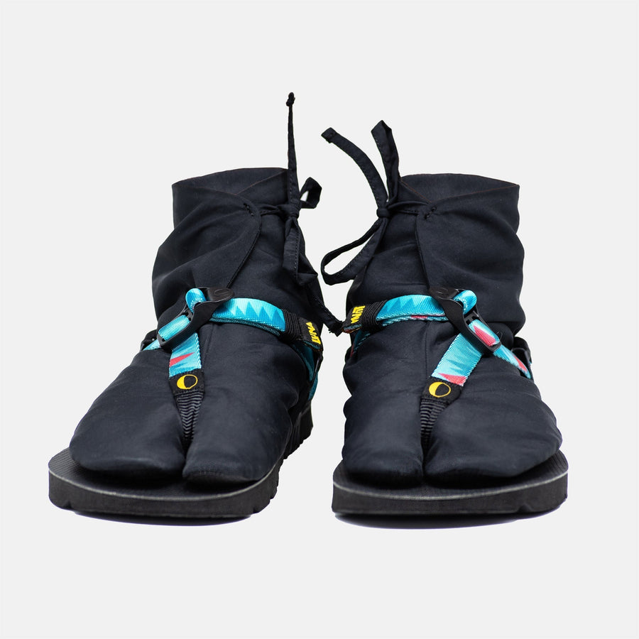 LUNA Tabu 2.0 - strapped into sandals