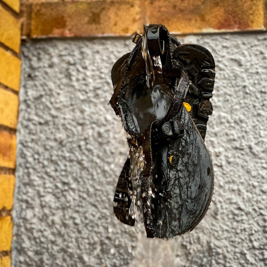 Retro Middle Bear - rinsing under the tap