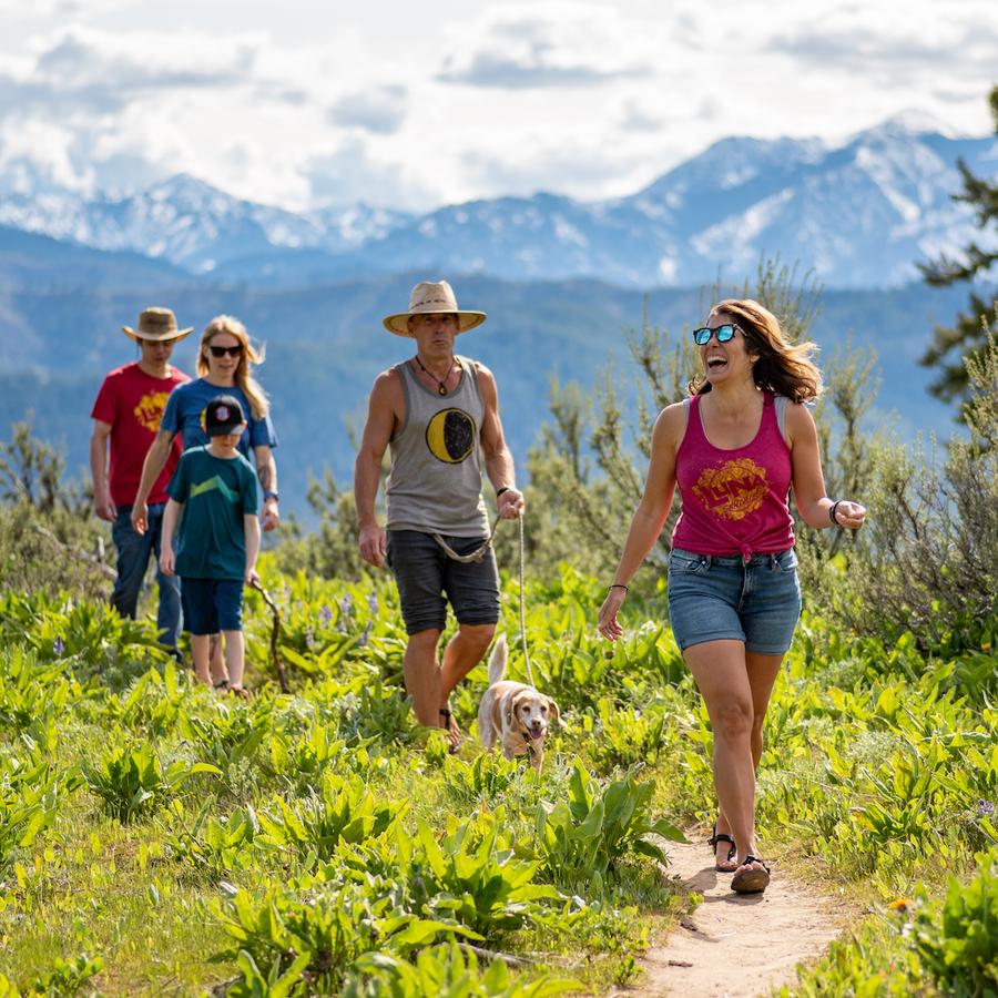 LUNA "SPLASH" tank-top - family group on the trail