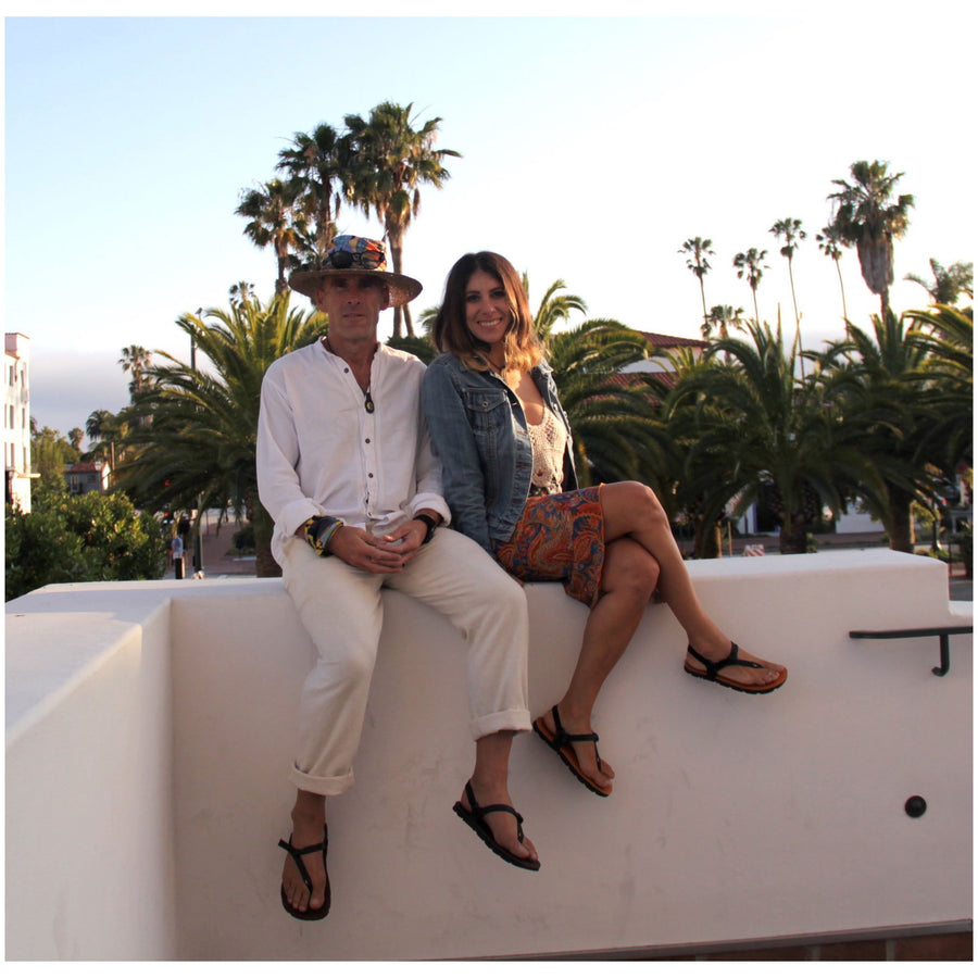 Mono Premium Cabra 🇺🇸 - two people seated, worn