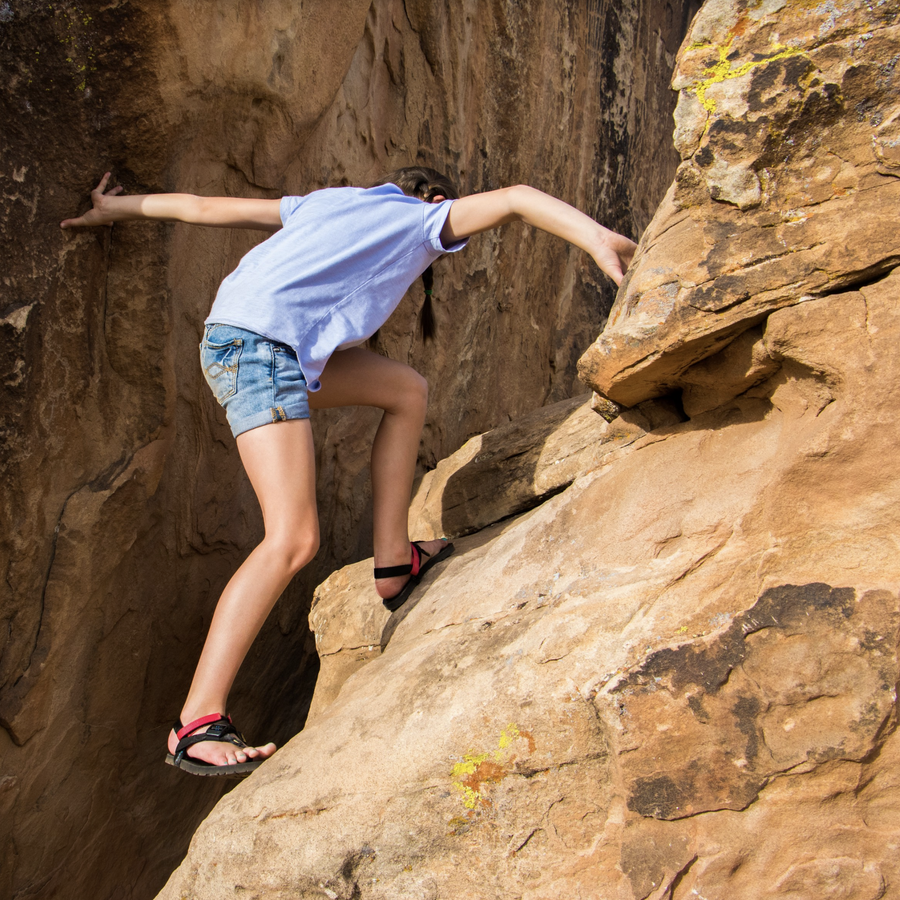 LUNAcitos (Kids LUNAs) - climbing the rocks, worn